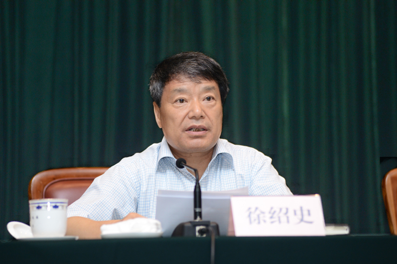 尚冰參觀“踐行節(jié)能低碳，建設(shè)美麗家園”節(jié)能科普展