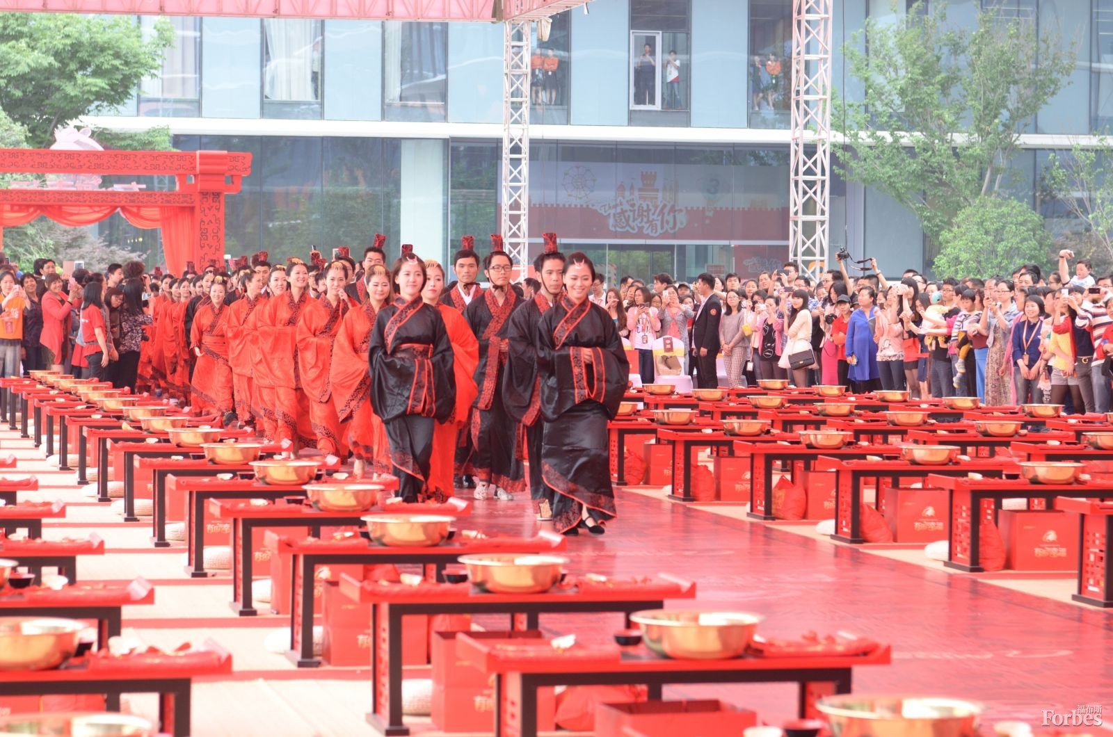 5月9日，阿里巴巴在杭州為102對(duì)新人舉行了集體婚禮，其中大部分為該公司員工。
