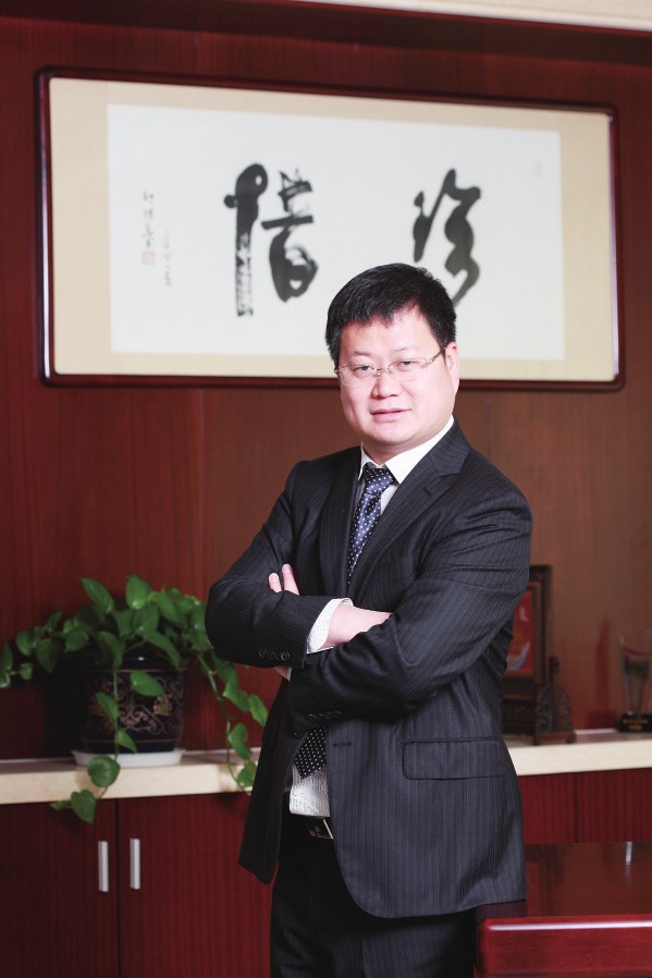 9年前，鄒承慧站在江陰華士鎮(zhèn)華西村的一間荒廢車間門口，帶著13名員工，前途充滿未知。9年后，鄒承慧率領(lǐng)下的愛康資產(chǎn)已超百億，創(chuàng)造了一系列的全國乃至世界之最—太陽能鋁邊框產(chǎn)品占全球市場份額20%，居世界第一，光伏安裝支架系統(tǒng)產(chǎn)品占全國市場份額15%，居全國行業(yè)第一。光伏發(fā)電規(guī)模居全國非公有制企業(yè)發(fā)電前列。