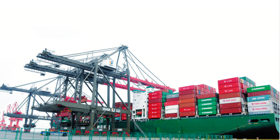 推廣電能替代 廈門建成全國(guó)首個(gè)零排放、全電動(dòng)、全自動(dòng)碼頭