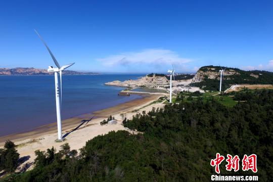 沿海灘而建的風(fēng)力發(fā)電機(jī)?！⊥鯑|明 攝