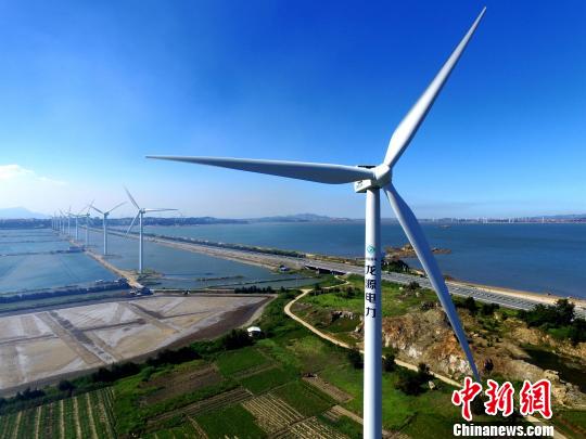 正在運(yùn)行中的風(fēng)力發(fā)電機(jī)。　王東明 攝