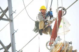 揚州供電：高空作業(yè)換導線