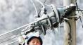 《情暖大山》四川達州供電公司員工在大山深處除冰保電。（何健 攝）