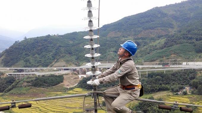 高空線路秋檢 確?？煽抗╇? /></a>
				<span>高空線路秋檢 確保可靠供電</span>
			</li>
			<li>
				<a href=