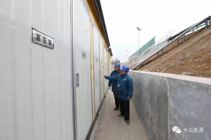 漲知識！高速公路上汽車怎么邊跑邊？