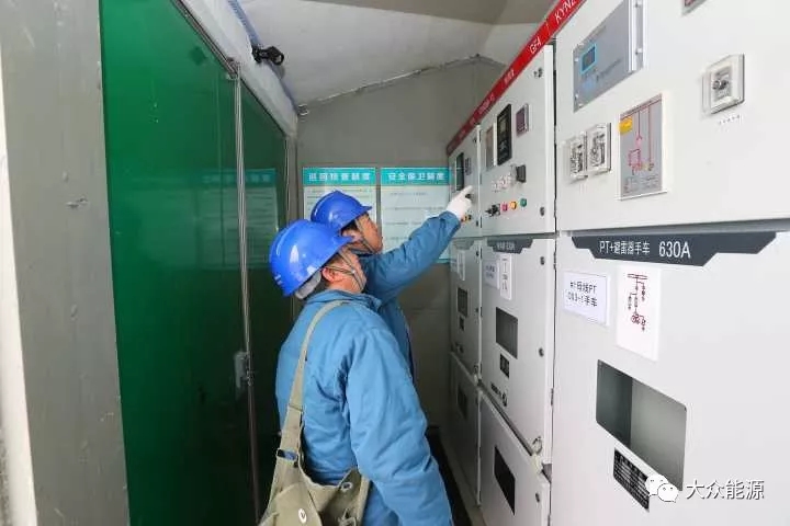 漲知識！高速公路上汽車怎么邊跑邊？