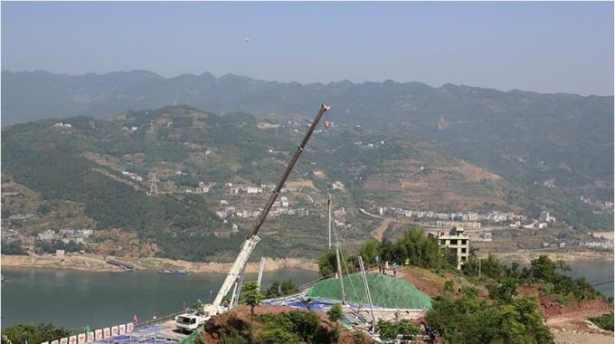 500千伏盤龍一回200號(hào)長江大跨越搶修開始組立新塔