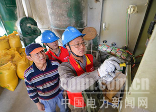 中國(guó)電力新聞網(wǎng)訊 通訊員 毛強(qiáng) 報(bào)道 近日，湖北武漢漢南區(qū)供電公司員工主動(dòng)放棄假期休息時(shí)間，來(lái)到農(nóng)村養(yǎng)殖戶家中，為其檢修飼料加工設(shè)備，服務(wù)農(nóng)村群眾增收致富。
