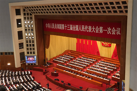  兩會(huì)代表議新能源汽車增長的“絆腳石”  推動(dòng)新能源汽車產(chǎn)業(yè)發(fā)展