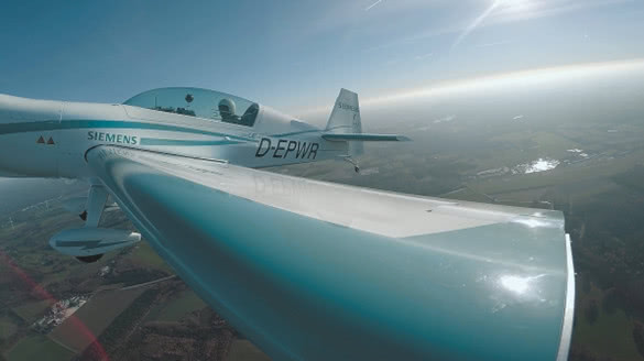 Extra 330LE電動(dòng)飛機(jī)采用西門子電機(jī)，創(chuàng)造了全新世界紀(jì)錄