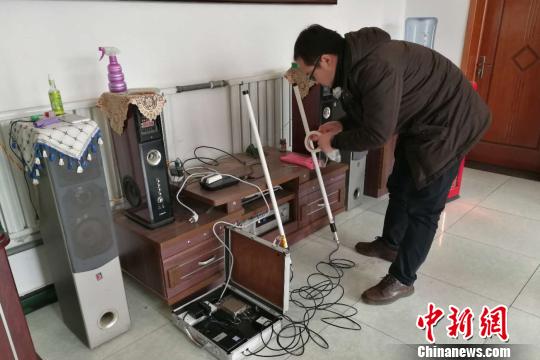 國家電網(wǎng)技術(shù)人員在在河北省淶水縣南郭下村的分布式光伏扶貧電站研發(fā)5G技術(shù)傳輸。　趙明 攝