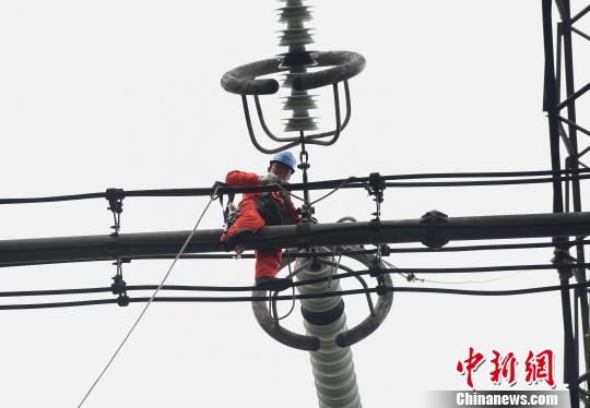 圖為電力工人在70多米高空作業(yè)，為特高壓復(fù)奉線重慶段進(jìn)行八年來首次大修。　周毅 攝