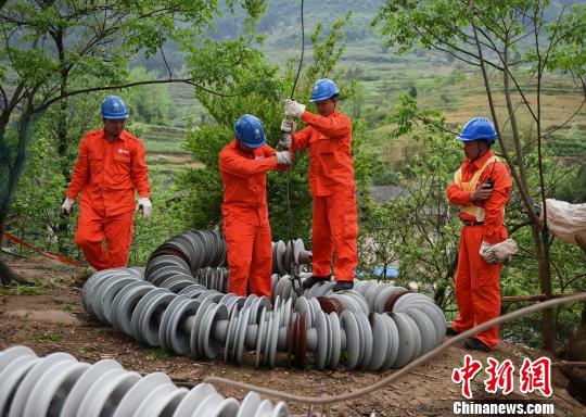 圖為電力工人首次在特高壓復(fù)奉線重慶段開展整串絕緣子串更換工作?！≈芤?攝