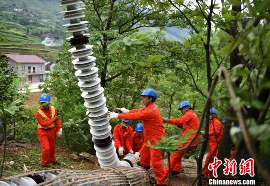 圖為電力工人首次在特高壓復(fù)奉線重慶段開展整串絕緣子串更換工作。　周毅 攝