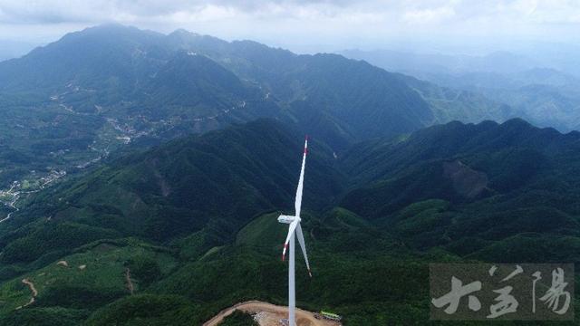 芙蓉山巔“電芙蓉”開花 風(fēng)力發(fā)電首臺機(jī)組順利安裝