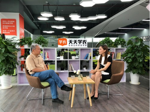 響應(yīng)總理號召，天天學(xué)農(nóng)用手機(jī)“新農(nóng)具”助力鄉(xiāng)村振興
