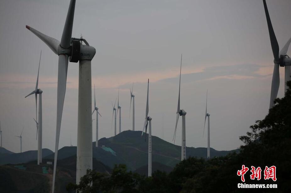 航拍江西泰和高山風(fēng)電項(xiàng)目 巨型“風(fēng)車”矗立山脈
