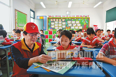 近日，浙江富陽(yáng)供電公司紅船共產(chǎn)黨員服務(wù)隊(duì)走進(jìn)校園，隊(duì)員們用自制的用電教具，簡(jiǎn)單易懂地向孩子們介紹電力常識(shí)和安全用電方法，增強(qiáng)孩子們的自我保護(hù)意識(shí)。
