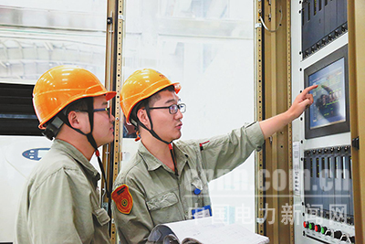 近日，國電哈密煤電開發(fā)有限公司在2號機組檢修期間，開展了“C修微課堂”崗位練兵活動，助力青工成長成才，掀起了“學技術、提素質”的熱潮。圖為該公司電氣二次班勵磁專工在講解勵磁小電流試驗原理。