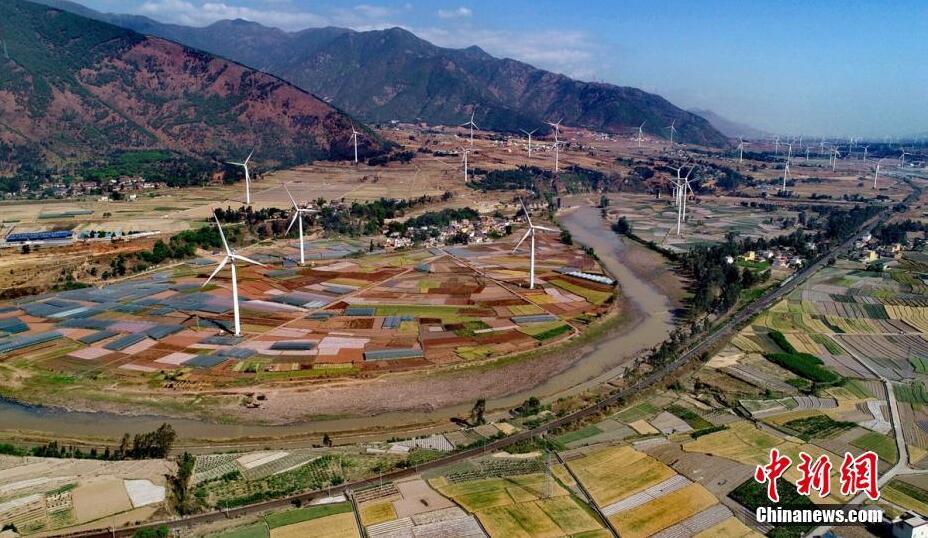 4月8日，四川德昌縣安寧河峽谷200余座風(fēng)電，與成昆鐵路、京昆高速公路、田園和大山相融，成為一道靚麗的風(fēng)景。