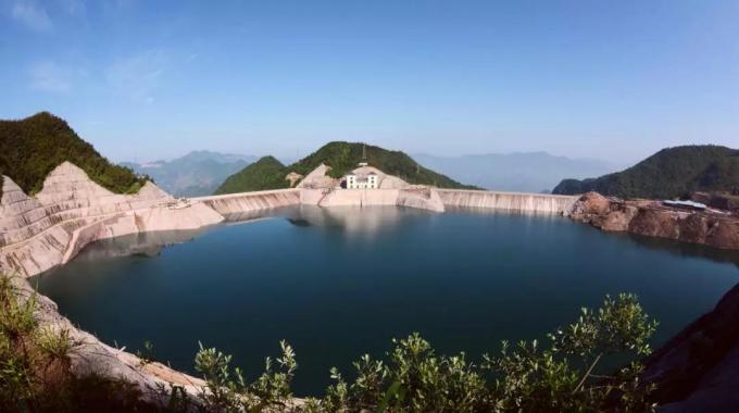浙江仙居抽水蓄能電站（建成）  仙居抽水蓄能電站位于浙江仙居縣，極大節(jié)省了系統(tǒng)電源建設(shè)投資，據(jù)2015年水平系統(tǒng)運行模擬計算，電站使系統(tǒng)火電綜合調(diào)峰幅度降低2.44%，節(jié)約系統(tǒng)標(biāo)準(zhǔn)煤耗15.48萬噸。