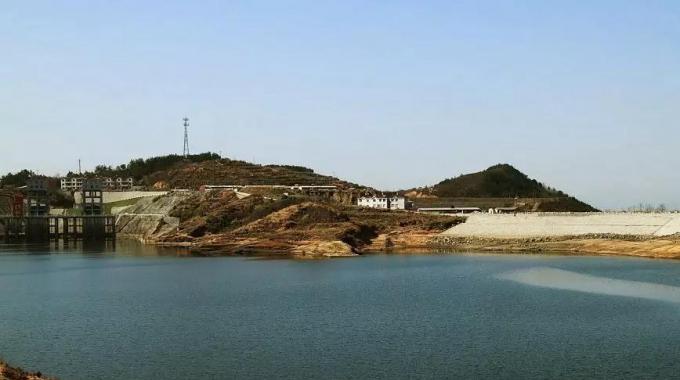湖北白蓮河抽水蓄能電站（建成）  湖北白蓮河抽水蓄能電站位于黃岡市羅田縣，它擔(dān)負著調(diào)峰、填谷、調(diào)頻、調(diào)相和事故備用等任務(wù)，對湖北乃至華中電網(wǎng)安全、經(jīng)濟、穩(wěn)定有巨大作用。