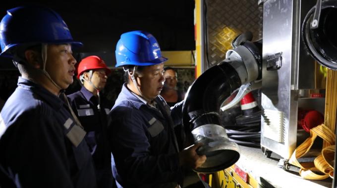 電力應(yīng)急排澇車兼具發(fā)電和排澇的功能，不需依賴外接電源，在應(yīng)急搶修過程中使用十分方便。只要將一端的水管插入積水，另一端接入河道，啟動電機(jī)便可迅速排水。這臺大功率排澇車的特點(diǎn)是吸力大、吸程高，最大吸水深度可達(dá)20左右，每分鐘的抽水量大1000升，若水深在10米以內(nèi)，每分鐘的吸水量可到1800升至2000升。