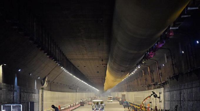  廣東電網(wǎng)公司承擔(dān)著對(duì)人工島及港珠澳大橋本體工程的供電任務(wù)，同時(shí)為粵港澳三地的綜合運(yùn)輸體系和高速路網(wǎng)提供電力保證。早在港珠澳大橋于2009年12月15日正式動(dòng)工以來，廣東電網(wǎng)公司珠海供電局便成立了港珠澳大橋供電專項(xiàng)服務(wù)小組，9年間一直跟隨建設(shè)進(jìn)度及時(shí)滿足各項(xiàng)用電需求。